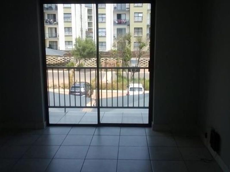 2 Bedroom Apartment for Sale in Linbro Park - Photo 2