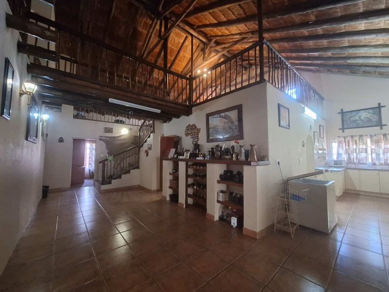 Spacious Home - Entertainer's Dream - Photo 7