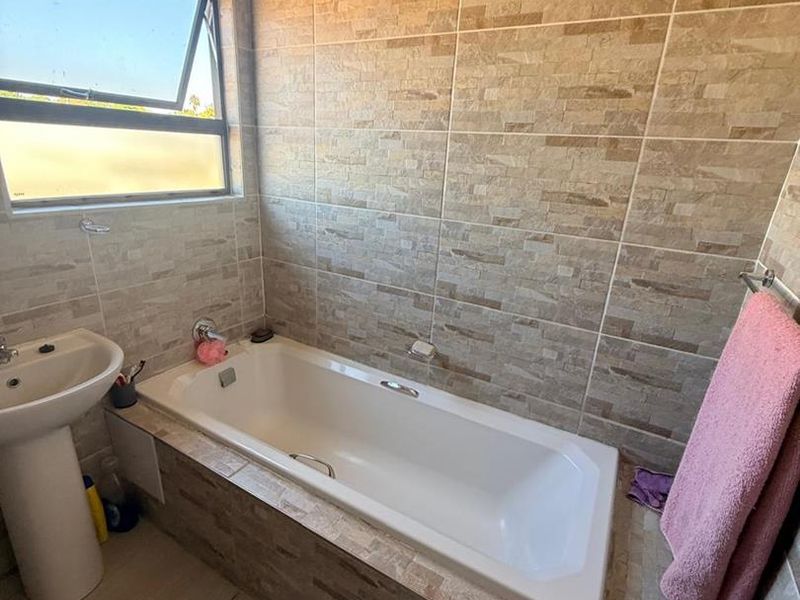 Immaculate 4 bedroom house in Rayton. - Photo 10
