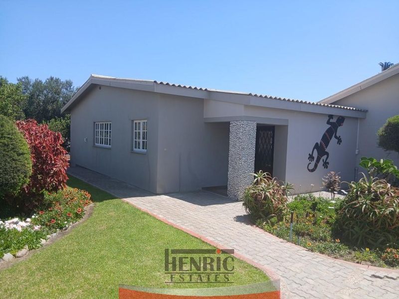 Neatness and space don't come better than this - Photo 3