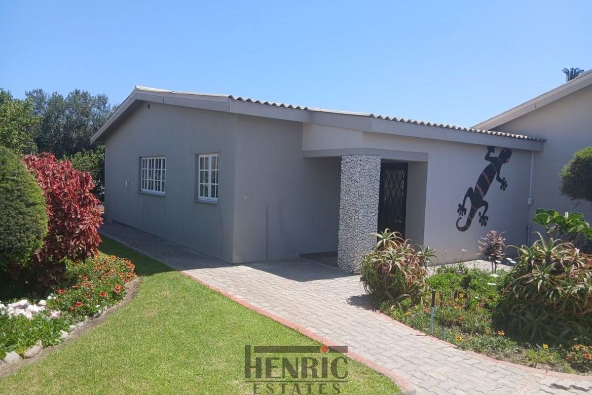 Neatness and space don't come better than this - Photo 3