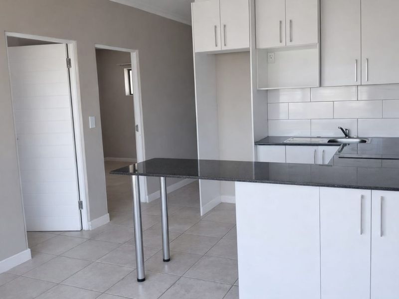 2 Bedroom Apartment For Sale in Oak Glen, Bellville - Photo 4