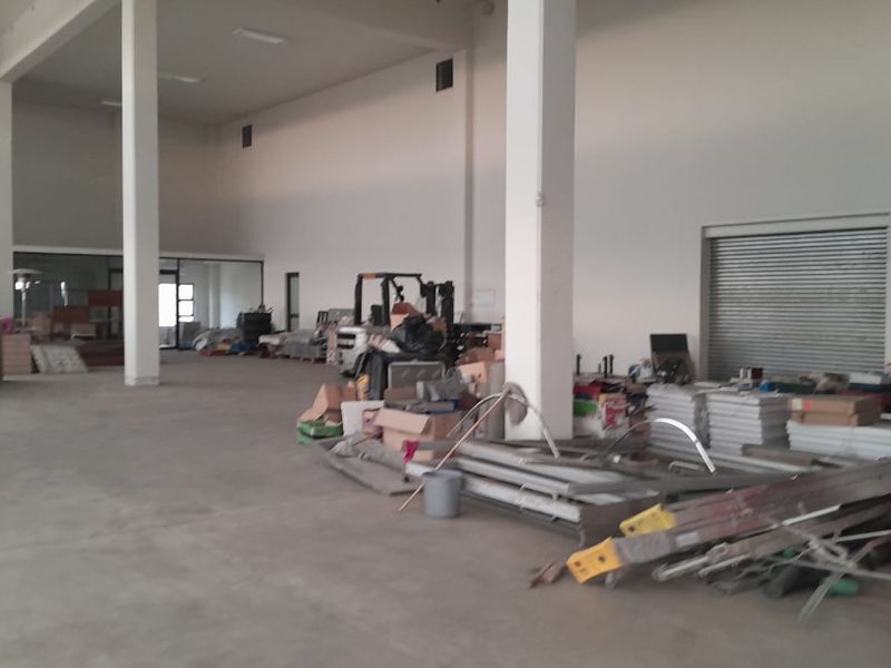 Warehouse/Shop front Space in Beautiful building Prosperita to let - Photo 2