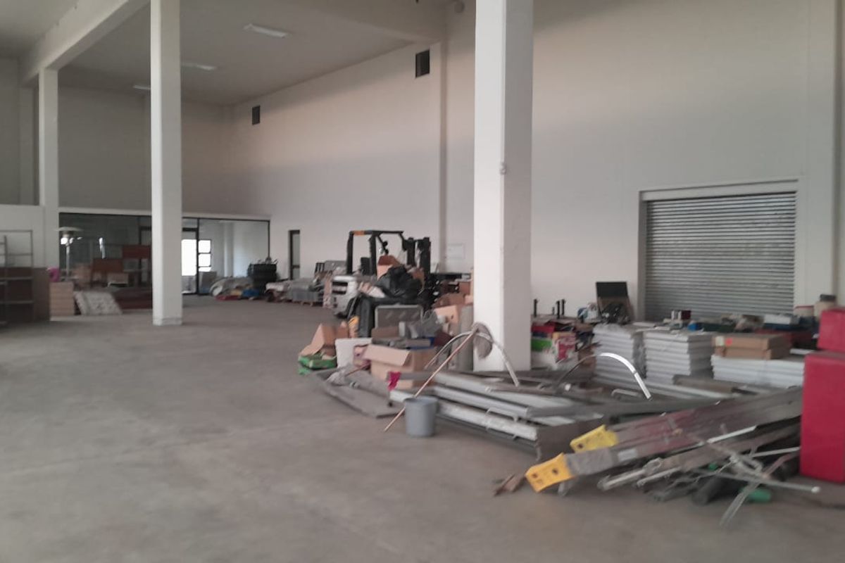 Warehouse/Shop front Space in Beautiful building Prosperita to let - Photo 2