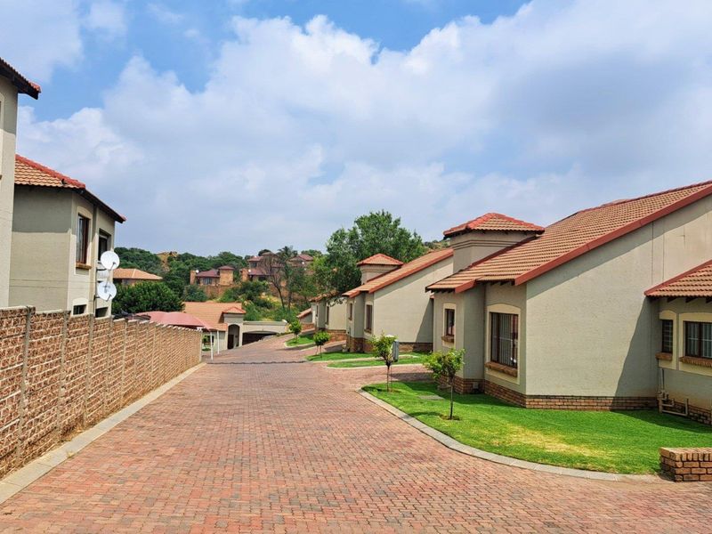 Below market value - Beautiful 105sqm first floor townhouse in the popular San Giorgio complex, Winchester Hills - Photo 3