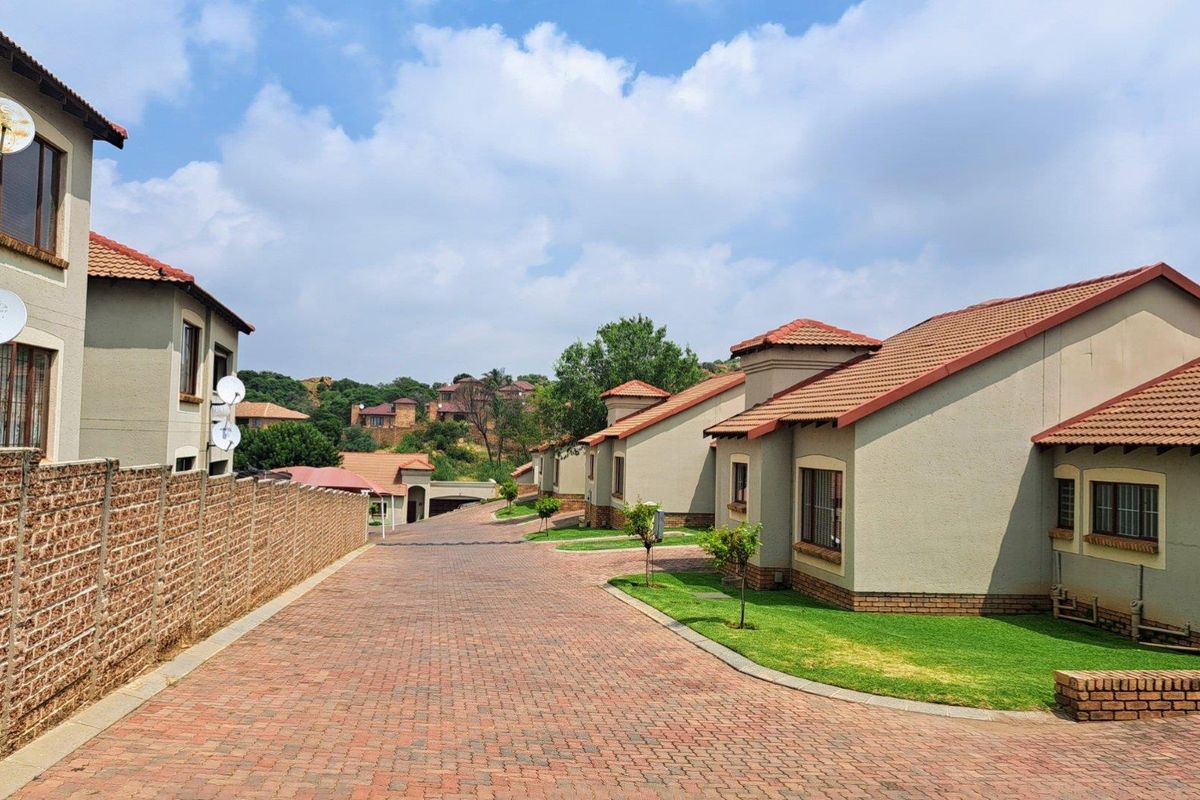 Below market value - Beautiful 105sqm first floor townhouse in the popular San Giorgio complex, Winchester Hills - Photo 3