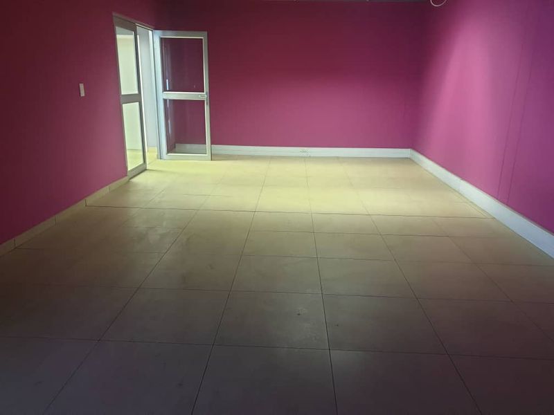 WAREHOUSE WITH OFFICE FACILITY TO LET: - Photo 2