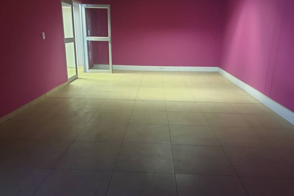 WAREHOUSE WITH OFFICE FACILITY TO LET: - Photo 4