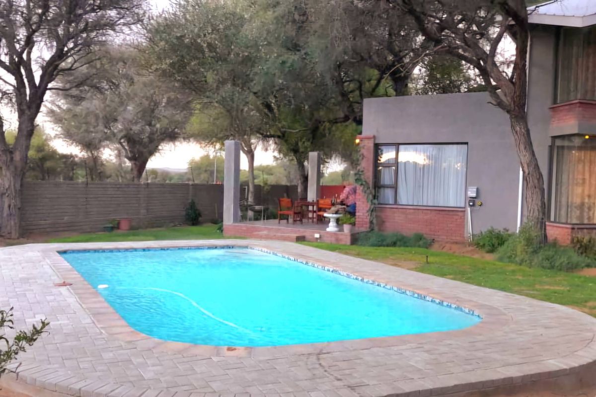 This property is perfect for a family looking for a spacious & modern home in a serene environment! - Photo 3