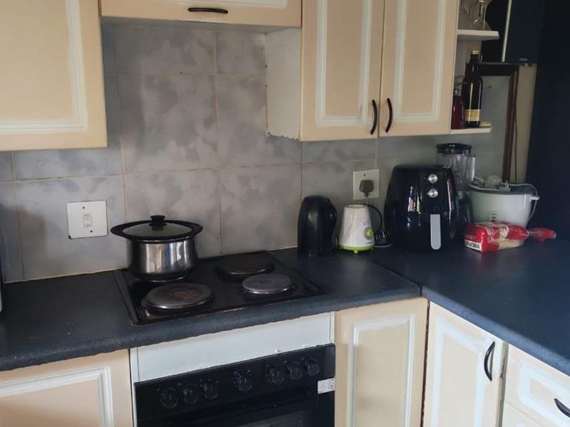 Upstairs 2 bedroom unit. - Photo 2