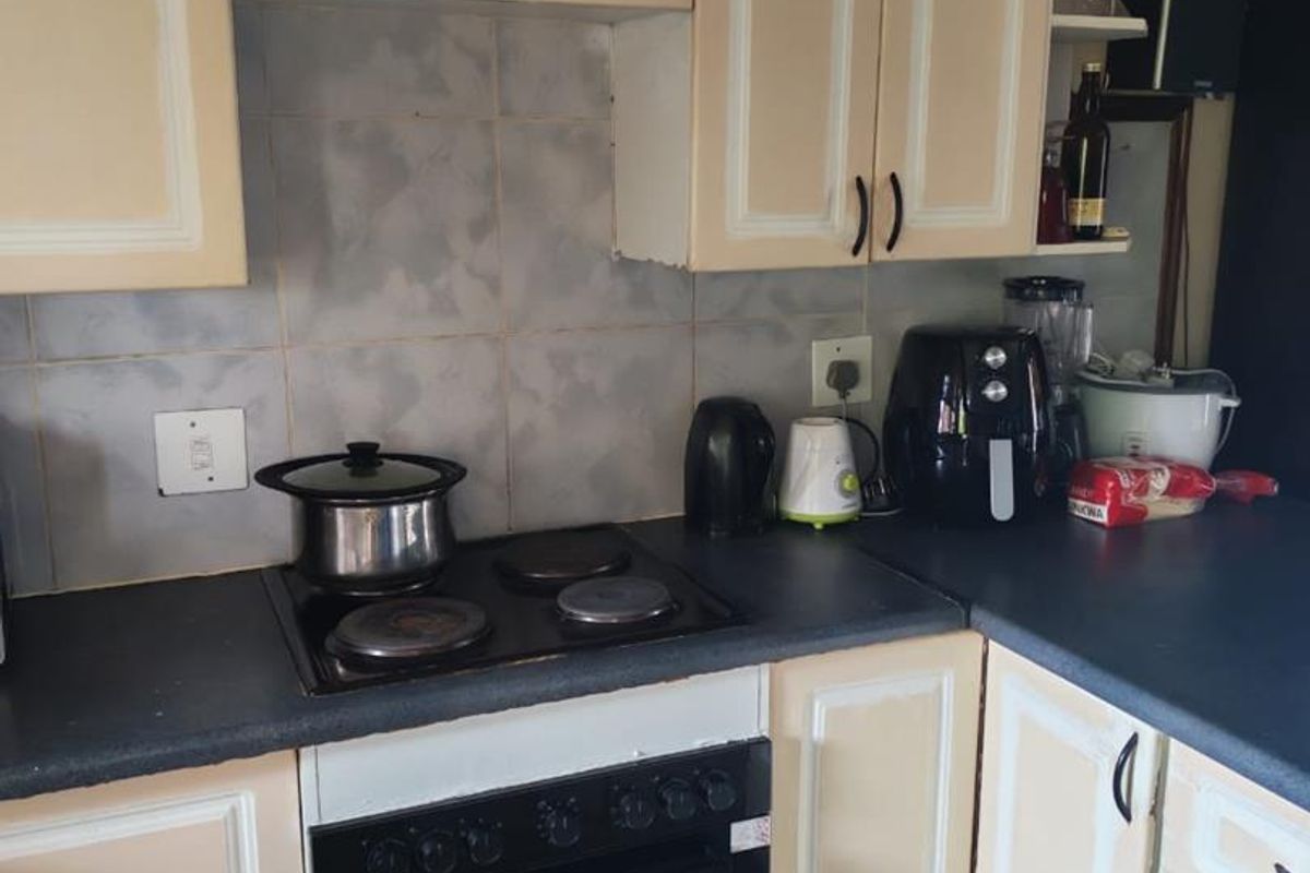 Upstairs 2 bedroom unit. - Photo 2