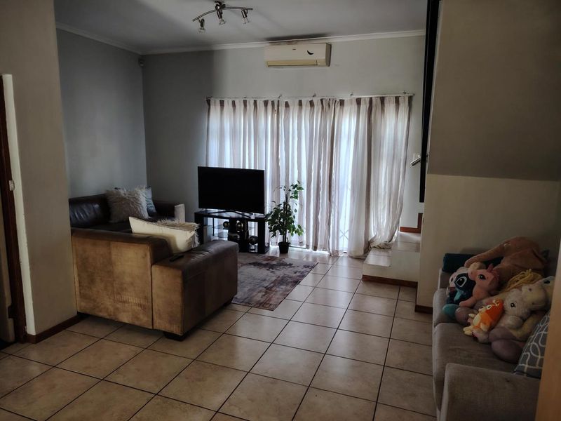 Three-bedroom townhouse in a secure gated complex in Vredenberg Bellville. - Photo 6