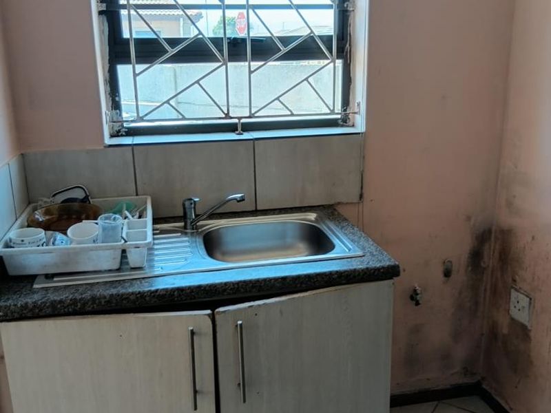 Montclair Gem: 2-Bed Home + 4 Flats! Secure & Convenient! - Photo 3