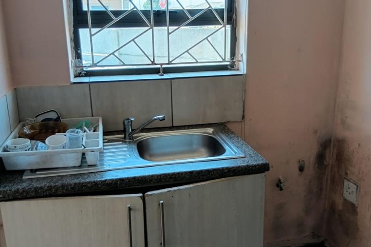 Montclair Gem: 2-Bed Home + 4 Flats! Secure & Convenient! - Photo 3