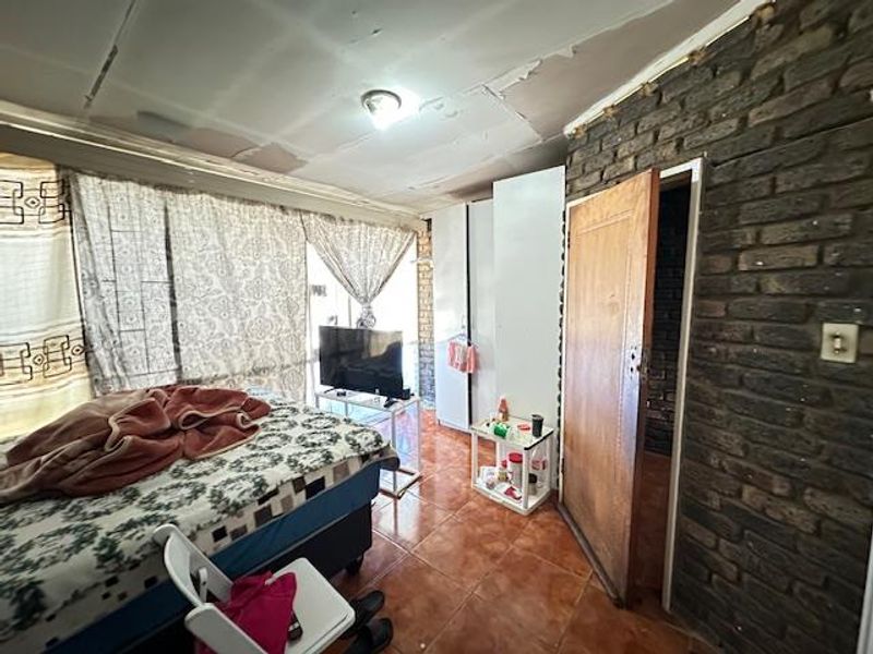 Spacious 5-Bedroom Duplex with Private Garden in Sunnyside! - Photo 4