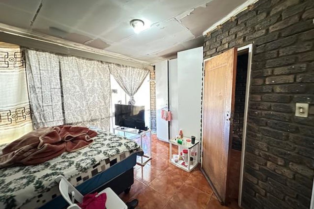 Spacious 5-Bedroom Duplex with Private Garden in Sunnyside! - Photo 4