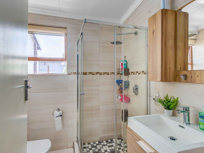 Spacious Family Home with Multiple Living Areas & Excellent Location in Kew - Photo 10