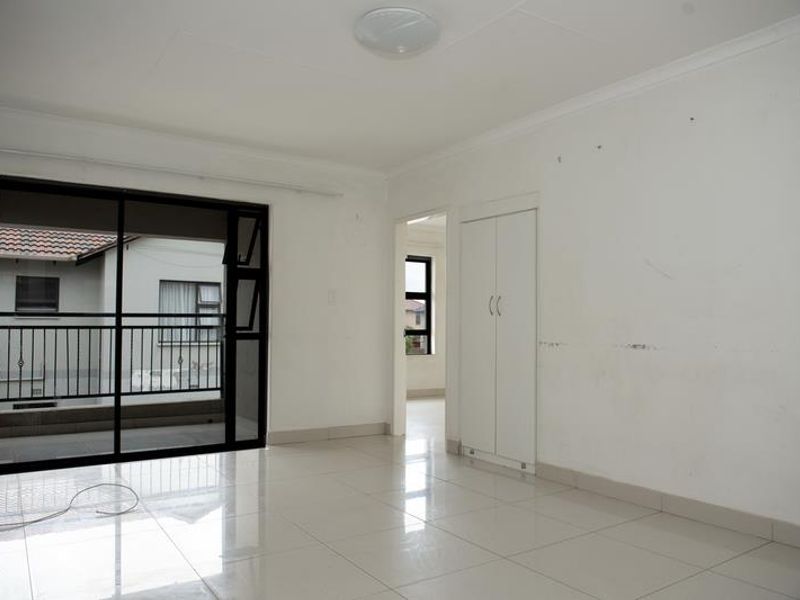 3 BEDROOM TOWNHOUSE - Photo 5