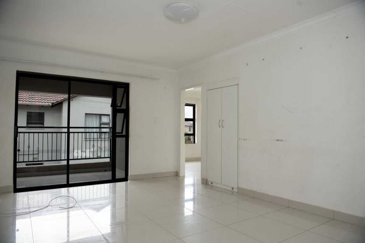 3 BEDROOM TOWNHOUSE - Photo 5
