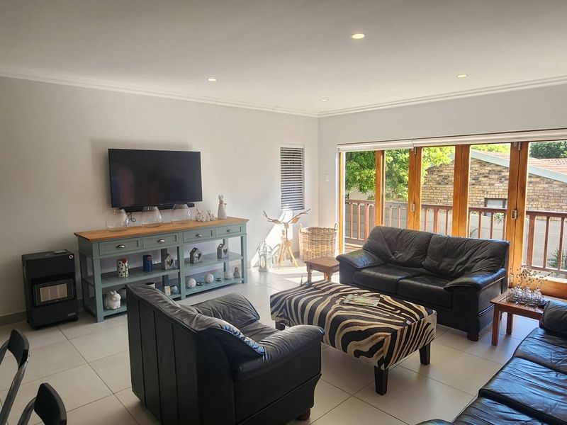 A CHEERFUL CENTRE FOR EVERYDAY FAMILY LIVING - Photo 7