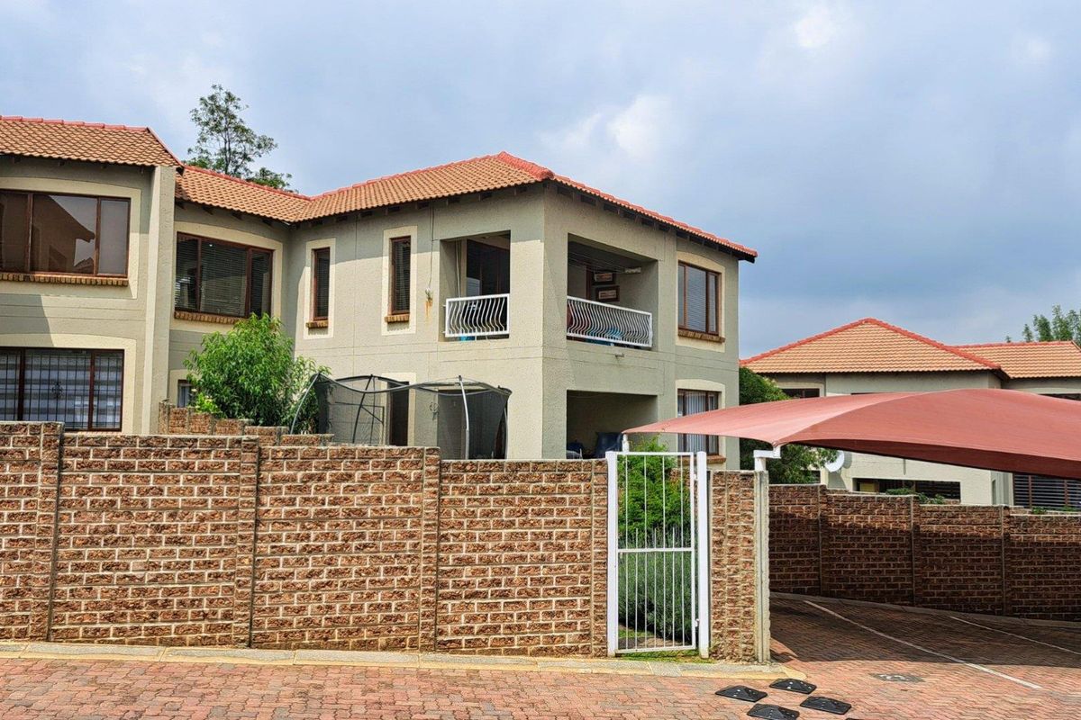 Below market value - Beautiful 105sqm first floor townhouse in the popular San Giorgio complex, Winchester Hills - Photo 4