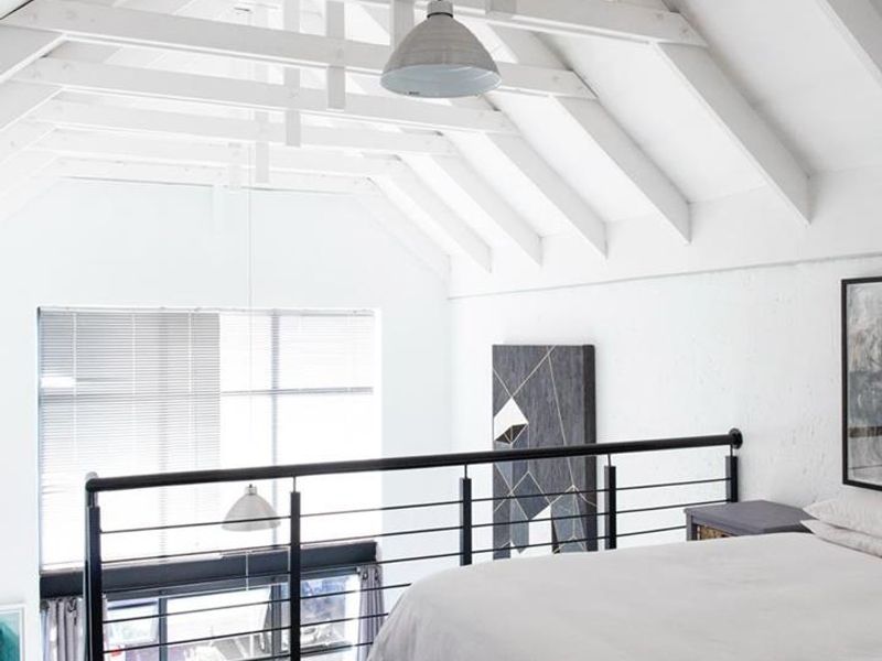 Sunny Loft Apartment with Double Volume Ceilings – Walk to Cresta Mall - Photo 10