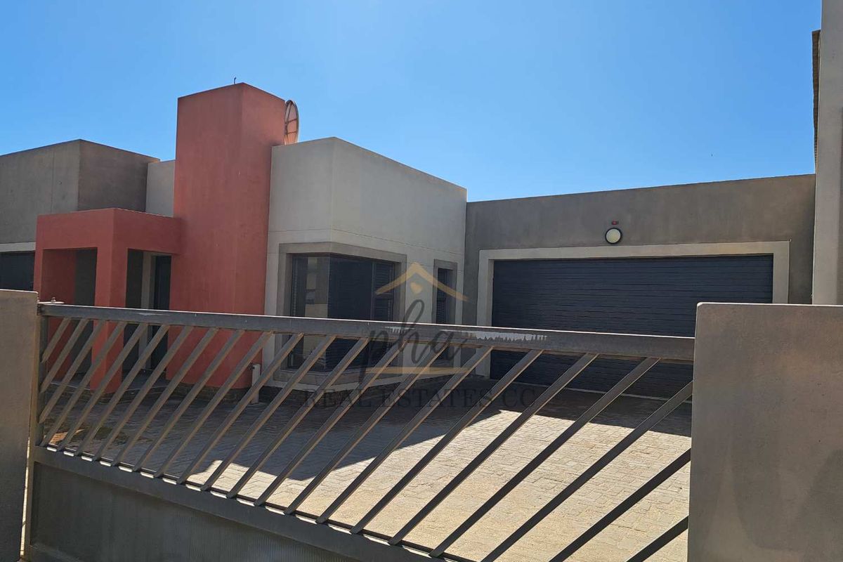 Walvis Bay: 4 Bedr Home with HUGE garage space is for Sale - Photo 3