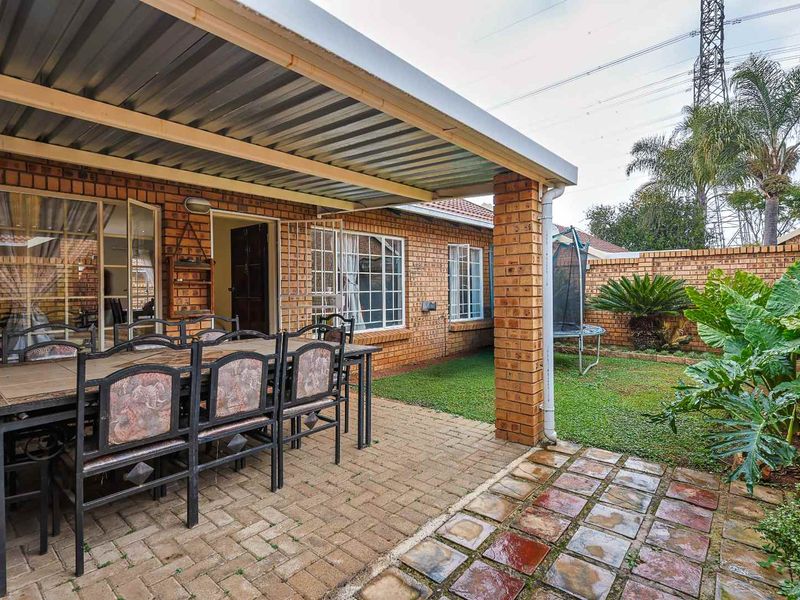 Spacious & Perfectly Positioned - A Peaceful Retreat in a Well-Maintained Complex - Photo 2