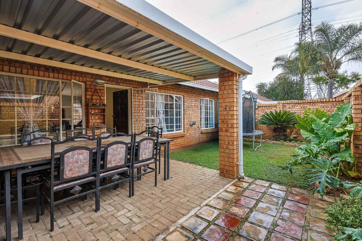 Spacious & Perfectly Positioned - A Peaceful Retreat in a Well-Maintained Complex - Photo 2