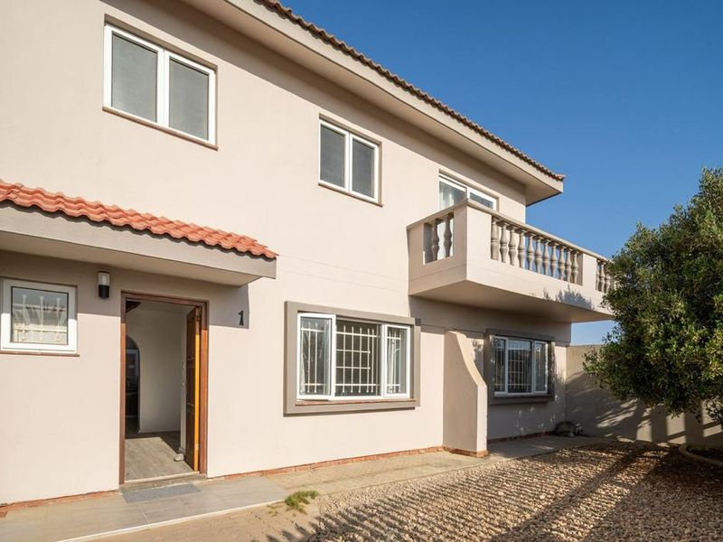 Very spacious 3-bedroom townhouse with 2-bedroom flat - Photo 2