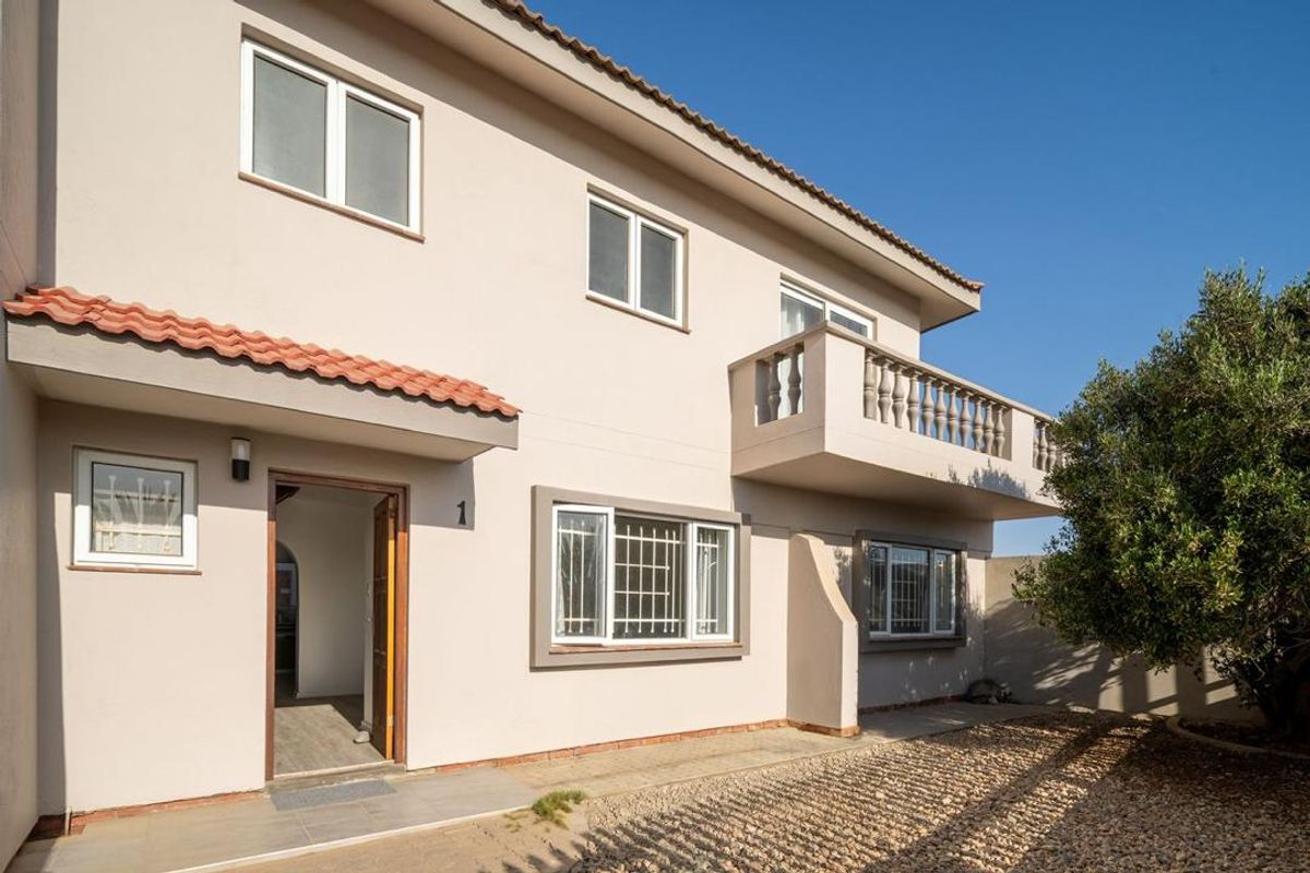 Very spacious 3-bedroom townhouse with 2-bedroom flat - Photo 2
