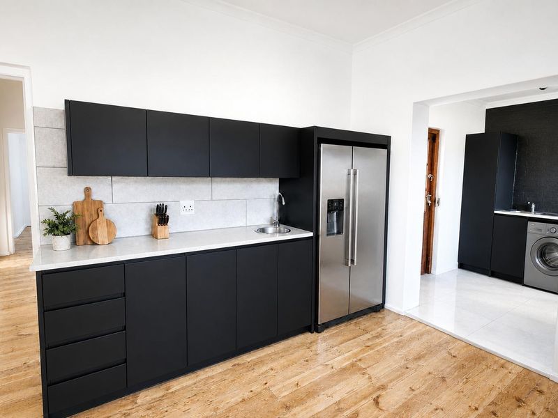 Freshly renovated, unfurnished family home with mountain and city views - Photo 8