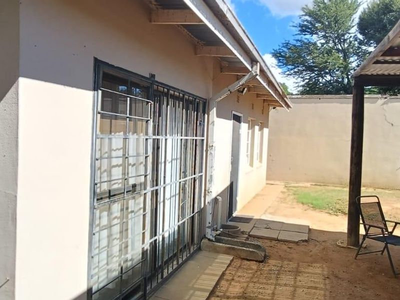 THIS HOUSE IS VERY COMFORTABLE INSIDE.  NICE WOODEN FLOORS. LARGE YARD. PRICE  AFFORDABLE. - Photo 4