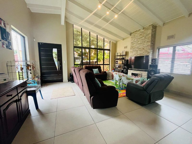 Hendra : A Rare Find: Dual Garages, Cottage, Pool & Pure Luxury - Photo 3