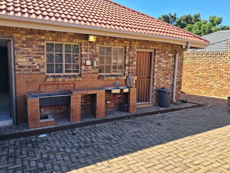 Spacious Three bedroom to rent in Valencia park - Photo 7