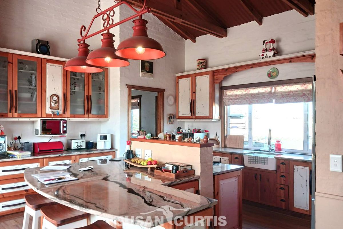 Double Storey Family Home - Photo 3