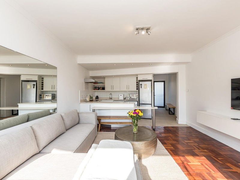 Beachfront Perfection at Kingsgate - Airbnb friendly with basement parking - Photo 4