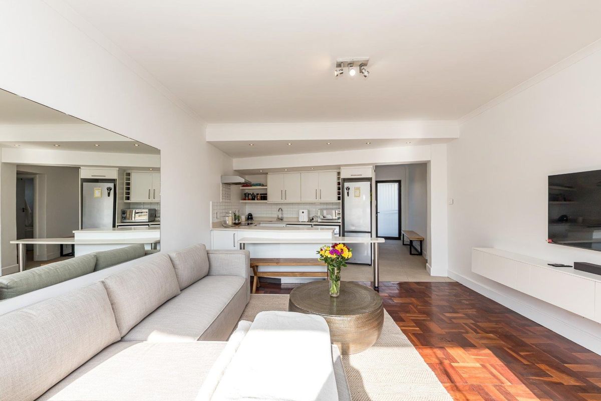 Beachfront Perfection at Kingsgate - Airbnb friendly with basement parking - Photo 4