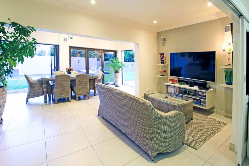 Entertainment Lounge