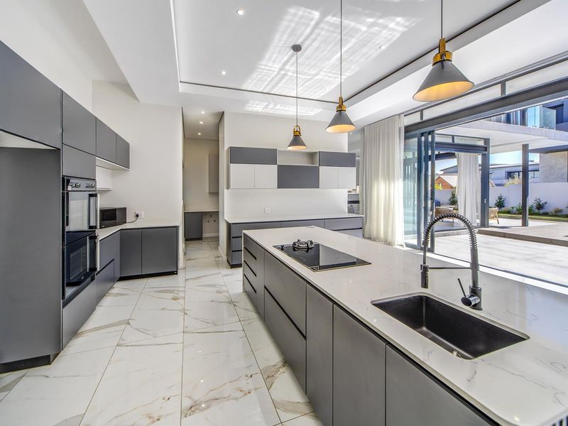 Exquisite Five Bedroom Luxurious Home For Sale in Waterfall Country Estate - Photo 8