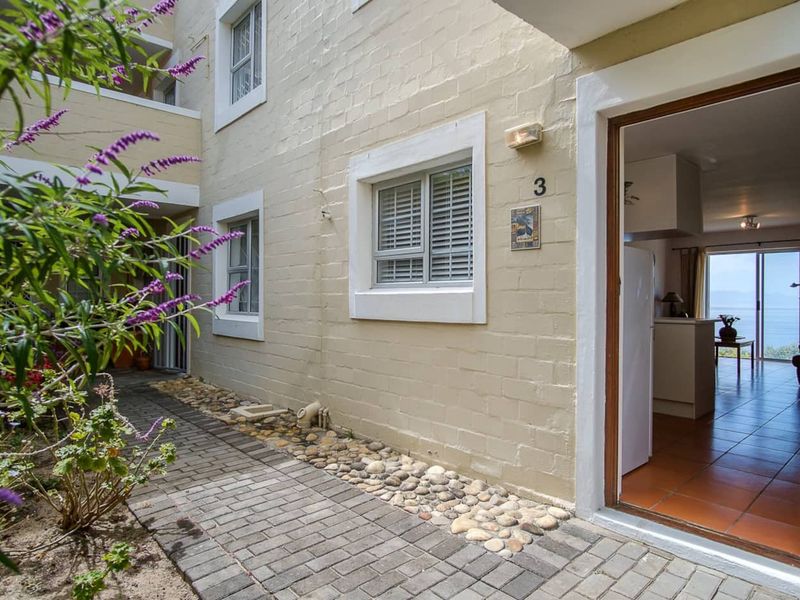 Fully furnished 2 bedroom apartment available on a long term lease. - Photo 2