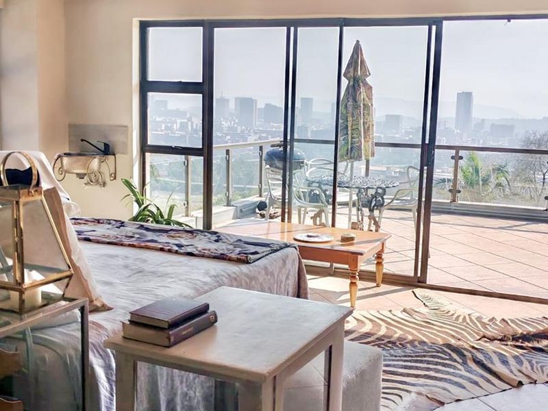 Executive Modern Apartment with Panoramic Views - Groenkloof - Ideal for Single Professional or Embassy - Photo 3