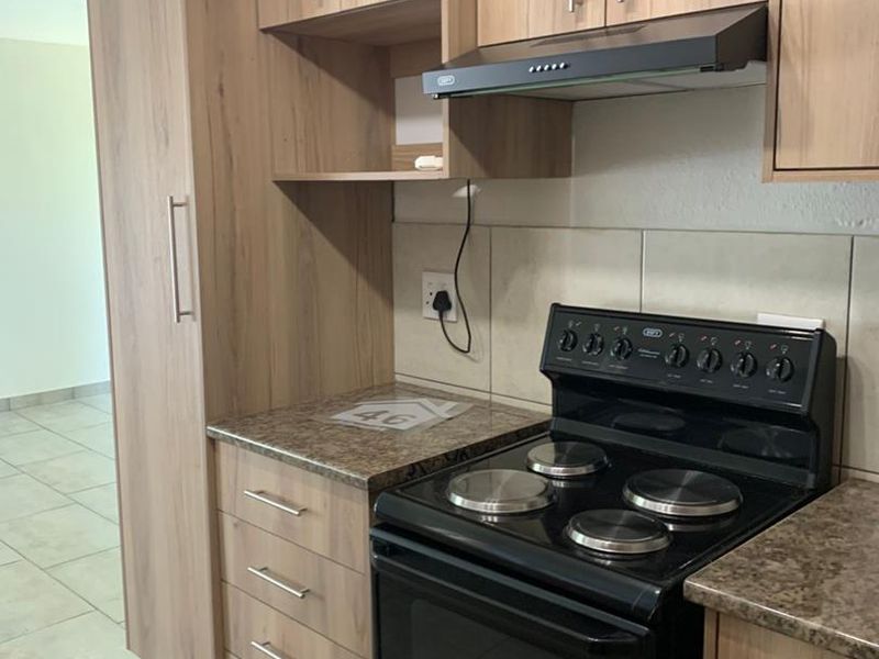 3-bedroom house in a well-established neighborhood - Photo 5