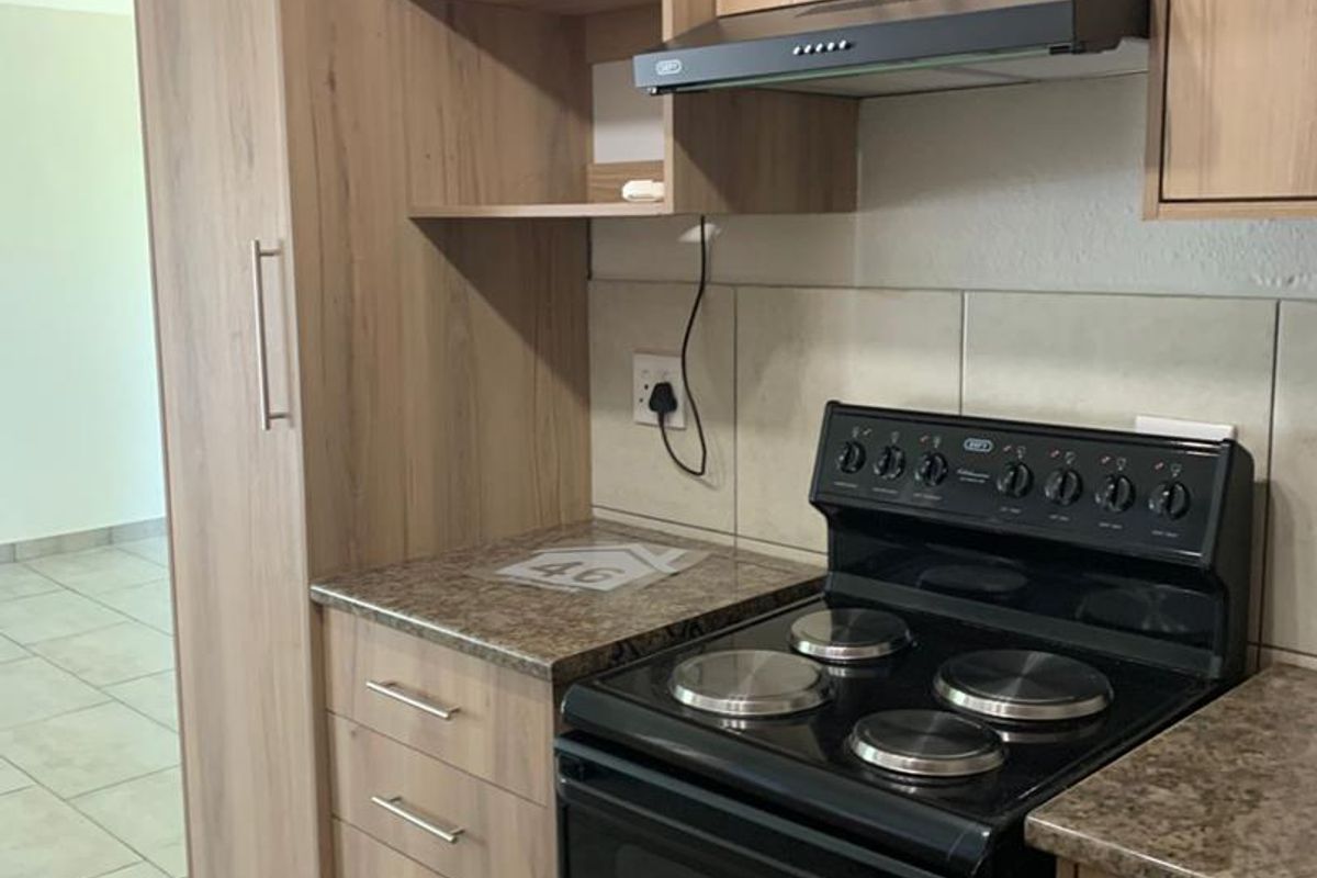 3-bedroom house in a well-established neighborhood - Photo 5