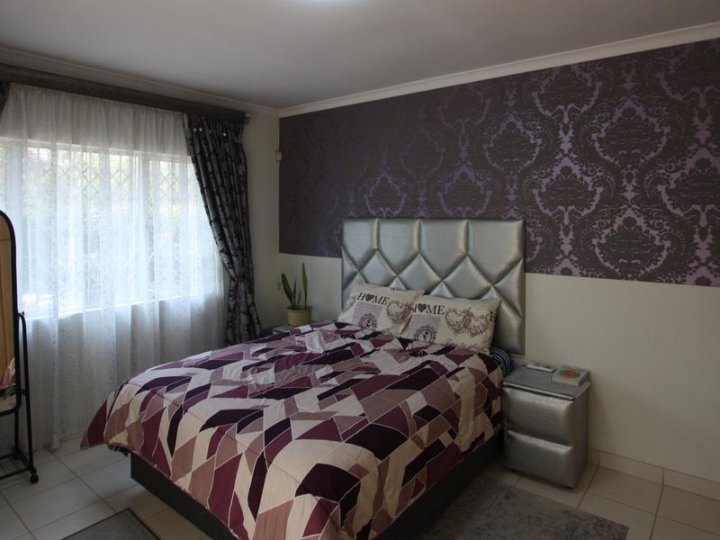 Beautiful Home Cowies Estate - Photo 10