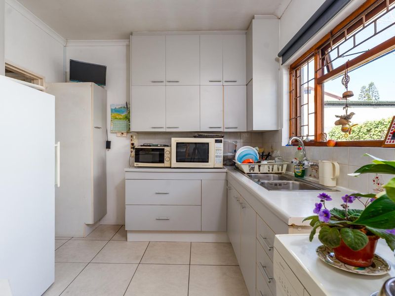 Charming 3-Bedroom Family Home with Pool & Excellent Security – Prime Location - Photo 10