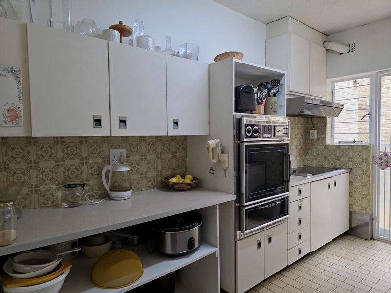 Spacious Cluster with pool and staff accomodation - River Club Sandton - Photo 2