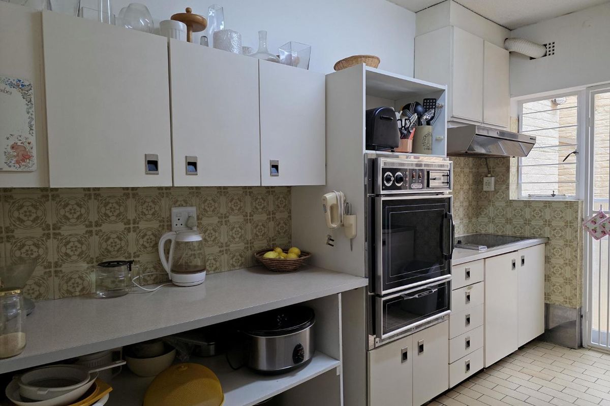 Spacious Cluster with pool and staff accomodation - River Club Sandton - Photo 2