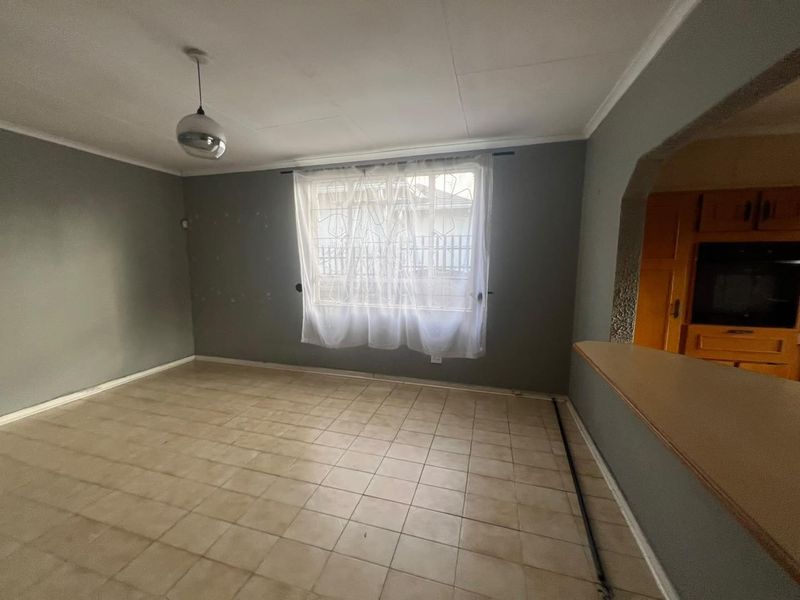 Spacious 3-Bedroom Family Home – Modern Renovations & Massive Private Garden in Western Extension! - Photo 6