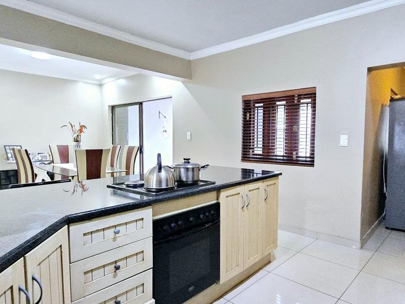 Beautiful 4 Bedroom Home in Sought-after Estate - Photo 7
